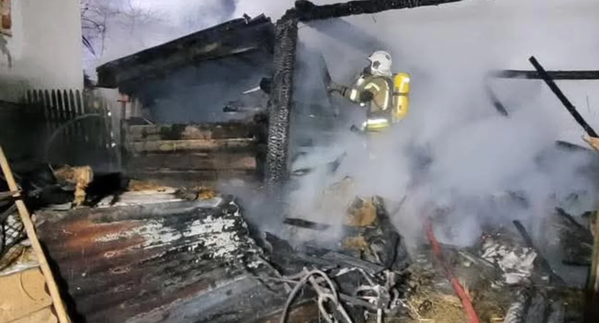 Pożary, Nocny pożar budynku gospodarczego Nieledwi - zdjęcie, fotografia