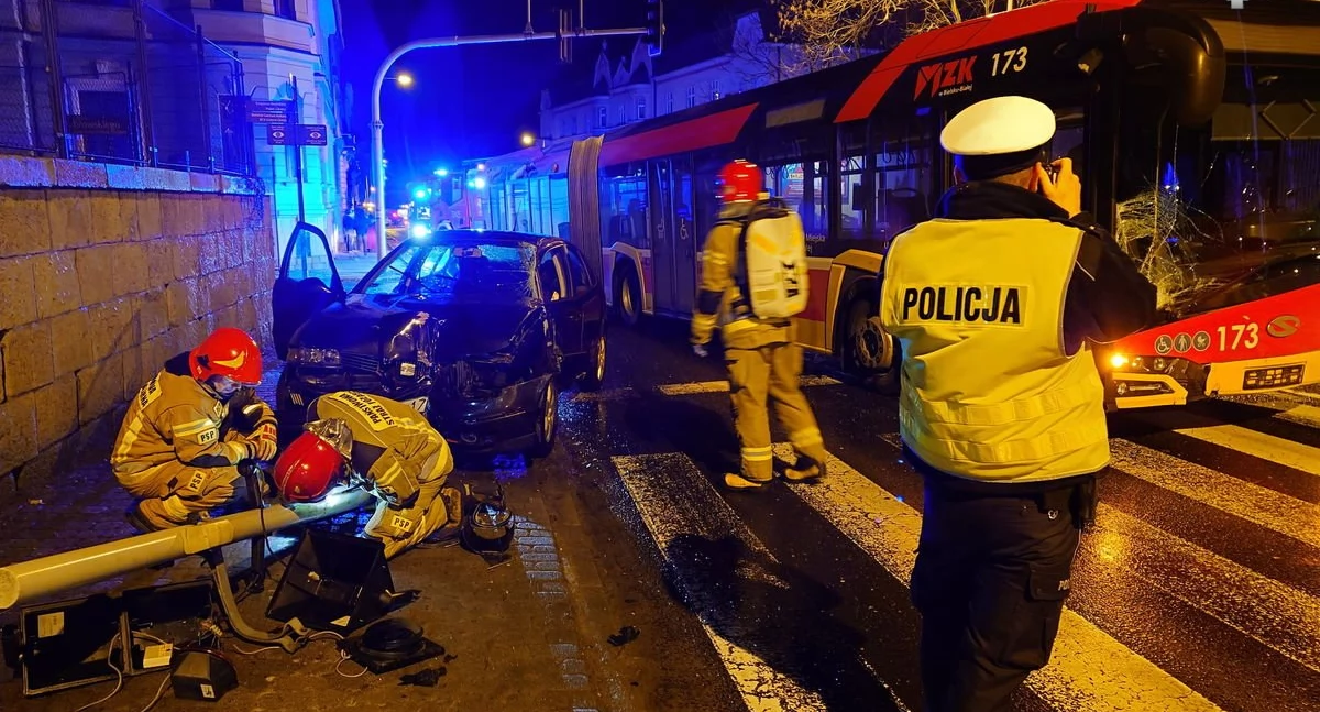 Wypadki drogowe , Kolizja skrzyżowaniu Bielsku Białej Groźnie wyglądające zderzenie autobusem - zdjęcie, fotografia