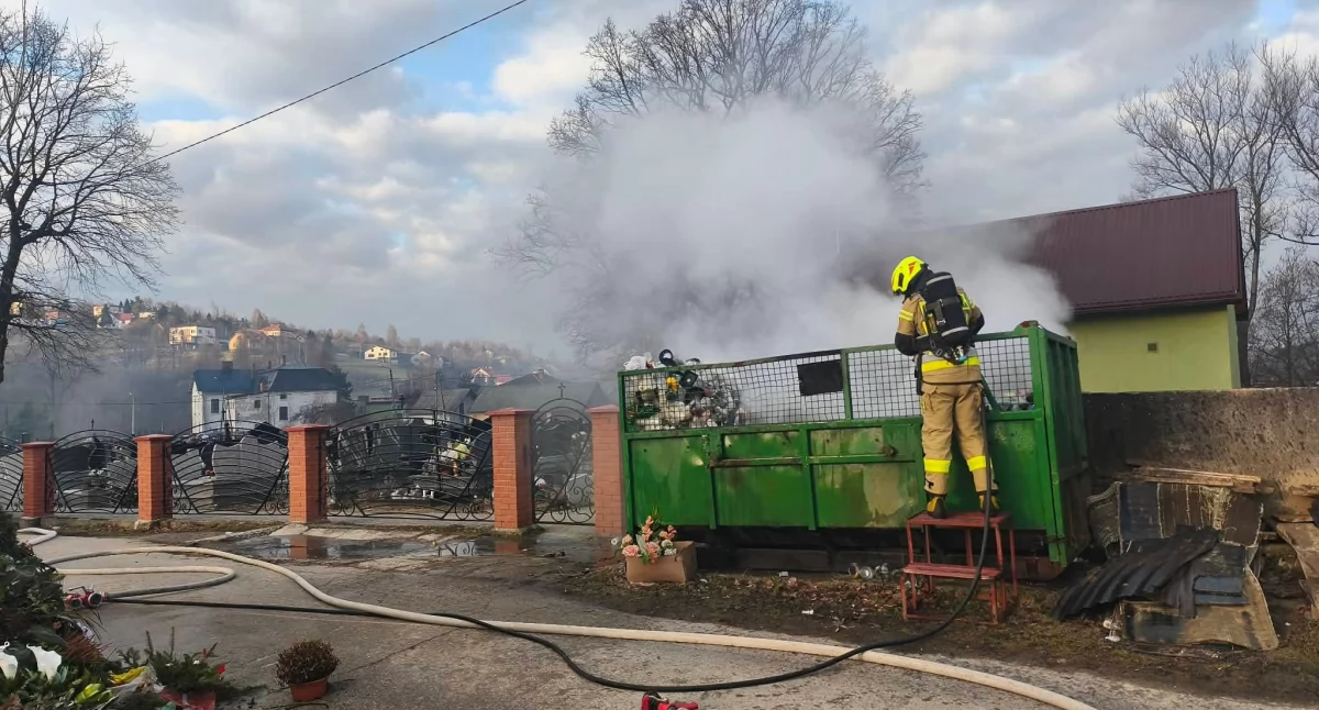 Pożary, Pożar kontenera cmentarza - zdjęcie, fotografia
