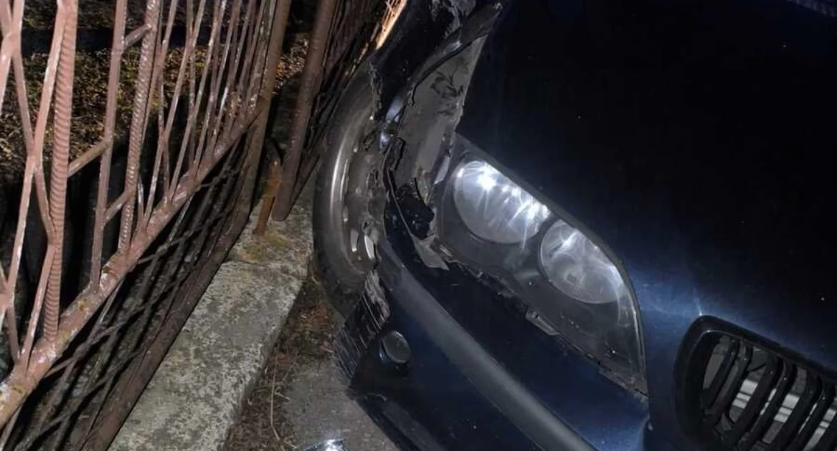 Nasze sprawy, Pościg latkiem Międzybrodziu Żywieckim Uderzył ogrodzenie podczas ucieczki - zdjęcie, fotografia