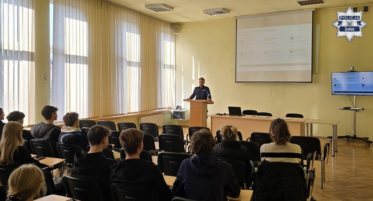 Nasze sprawy, Młodzież poznaje kulisy służby „Dzień przedsiębiorczości” żywieckiej komendzie - zdjęcie, fotografia