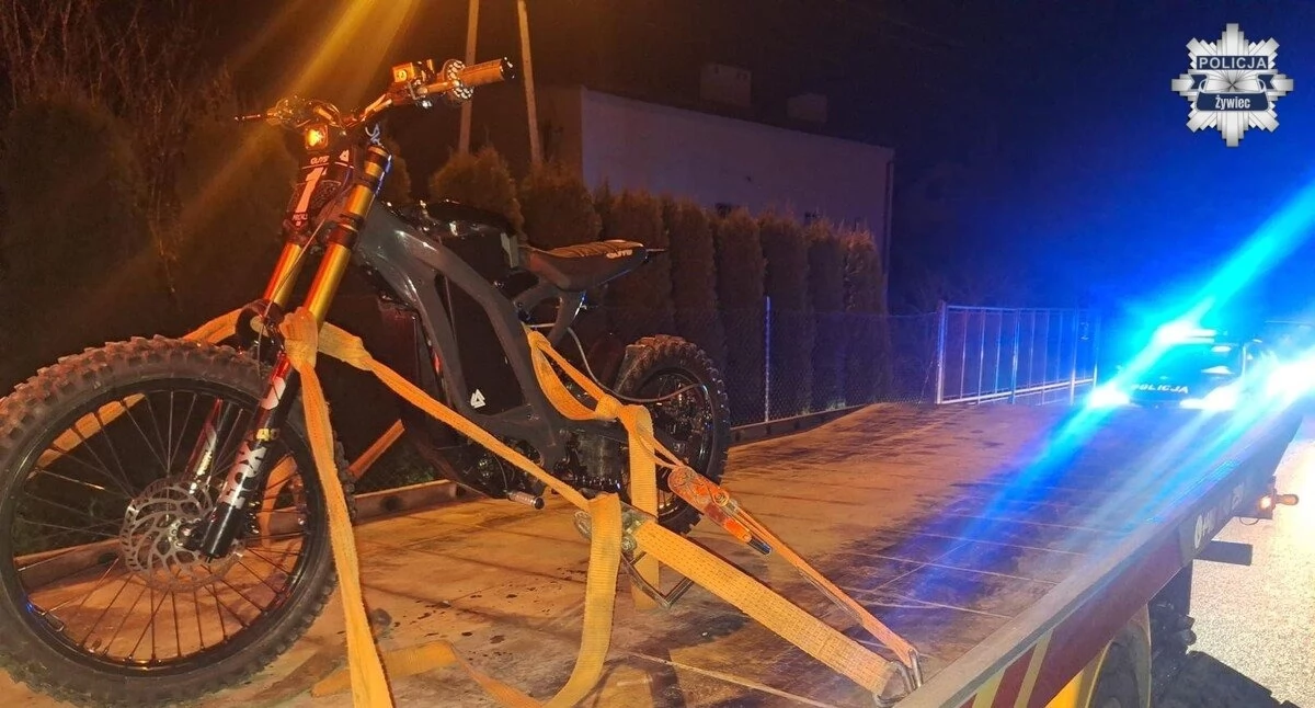 Komunikaty policji ostrzeżenia, latek elektrycznym pojeździe uprawnień zatrzymany przez policję - zdjęcie, fotografia