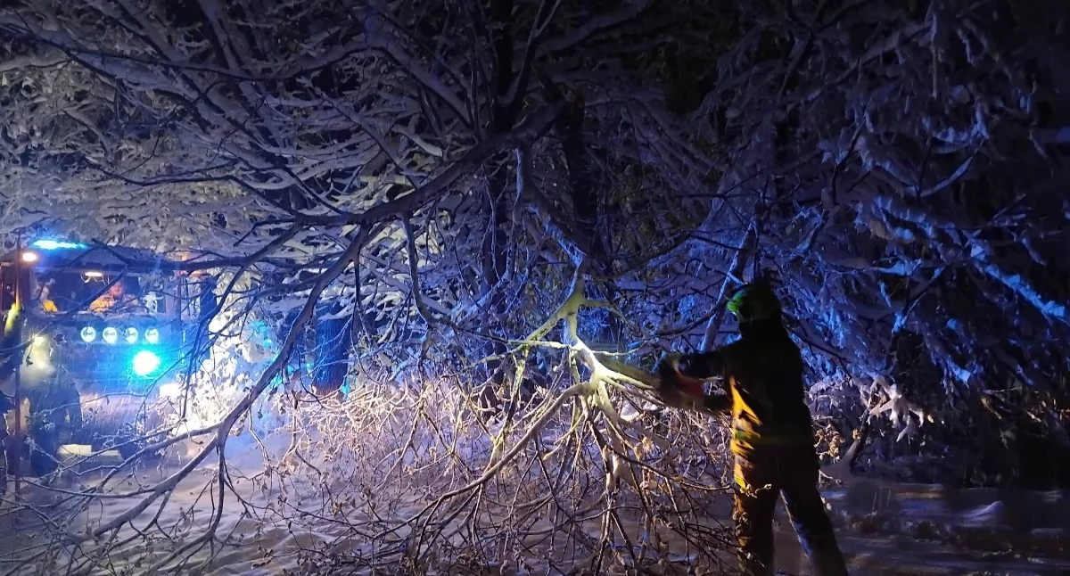 Z remizy, pełna wyzwań strażaków powiecie żywieckim powodu intensywnych śnieżyc - zdjęcie, fotografia