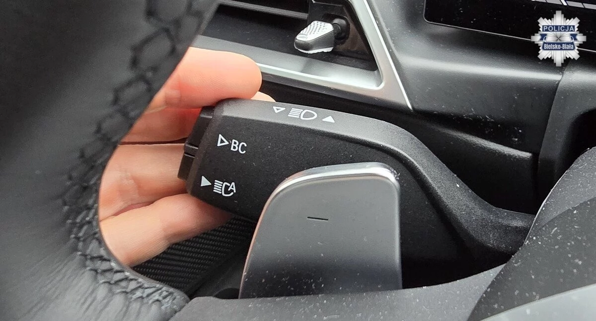 Komunikaty policji ostrzeżenia, Mruganie światłami drodze ryzyko mandatu Policja ostrzega - zdjęcie, fotografia