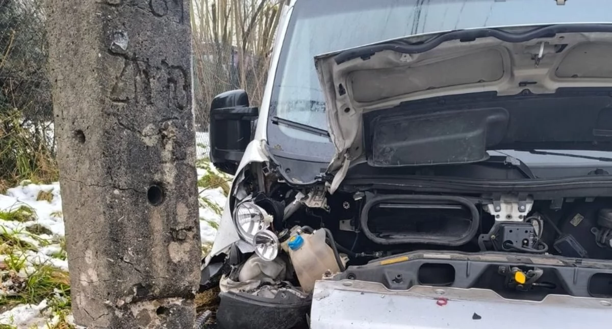 Wypadki drogowe , Nietrzeźwy kierowca uderza słup Gilowicach grożą poważne konsekwencje - zdjęcie, fotografia