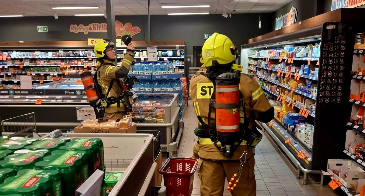 Pożary, Zadymienie sklepie Łodygowicach Straż akcji ognia znaleziono - zdjęcie, fotografia