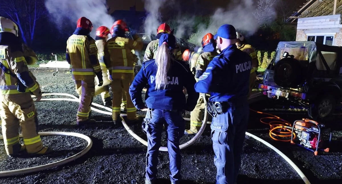 Pożary, Pożar elektrycznego Mercedesa Bielsku Białej trwał wiele godzin - zdjęcie, fotografia