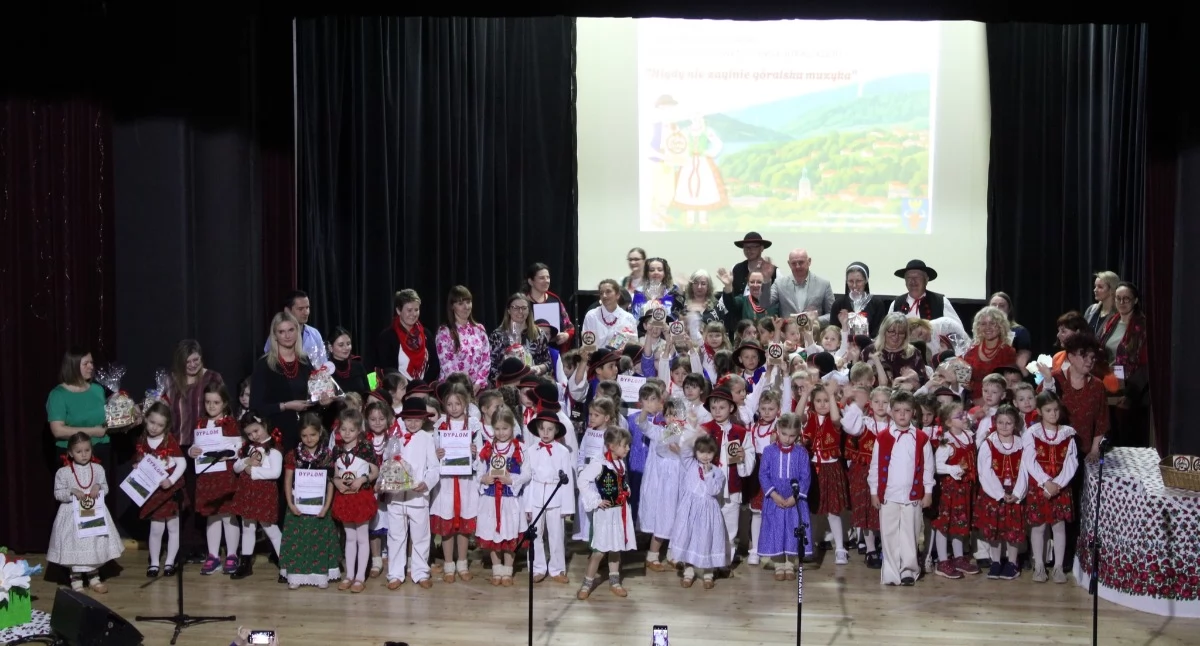 Nasze sprawy, Folklor góralski wykonaniu żywieckich przedszkolaków scenie - zdjęcie, fotografia