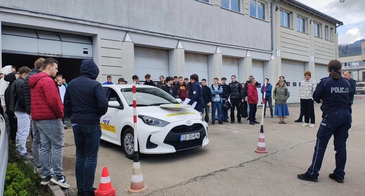 Nasze sprawy, Młodzież rywalizuje turnieju motoryzacyjnym Bielsku Białej tytuł najlepszych kierowców - zdjęcie, fotografia