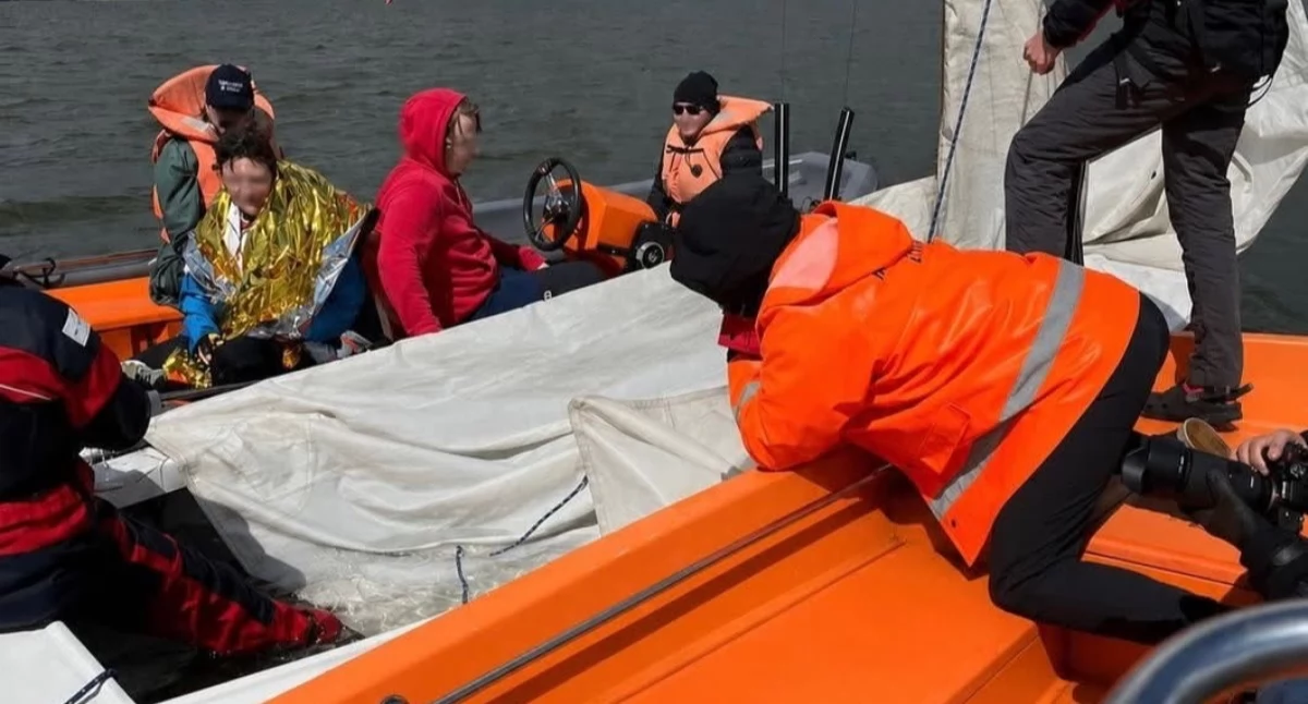 Sport wodny, Wywrotka jachtu Jezioro Żywieckie cztery osoby wodzie szybka akcja Beskidzkie - zdjęcie, fotografia