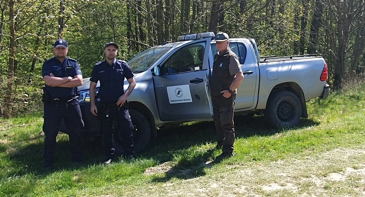 Komunikaty policji ostrzeżenia, Policja Straż Leśna dbają bezpieczeństwo dróg leśnych - zdjęcie, fotografia