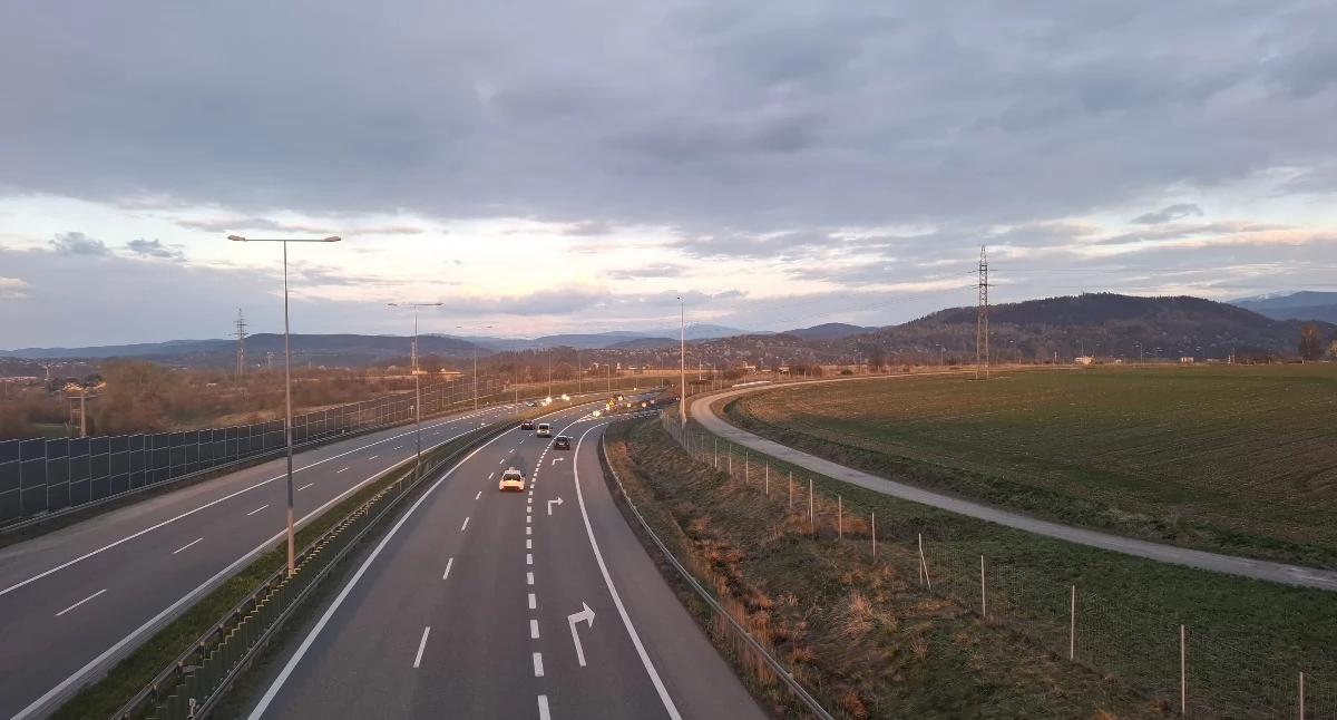 Drogi i Transport, droga Beskidach przyciągnęła ponad miliony kierowców - zdjęcie, fotografia