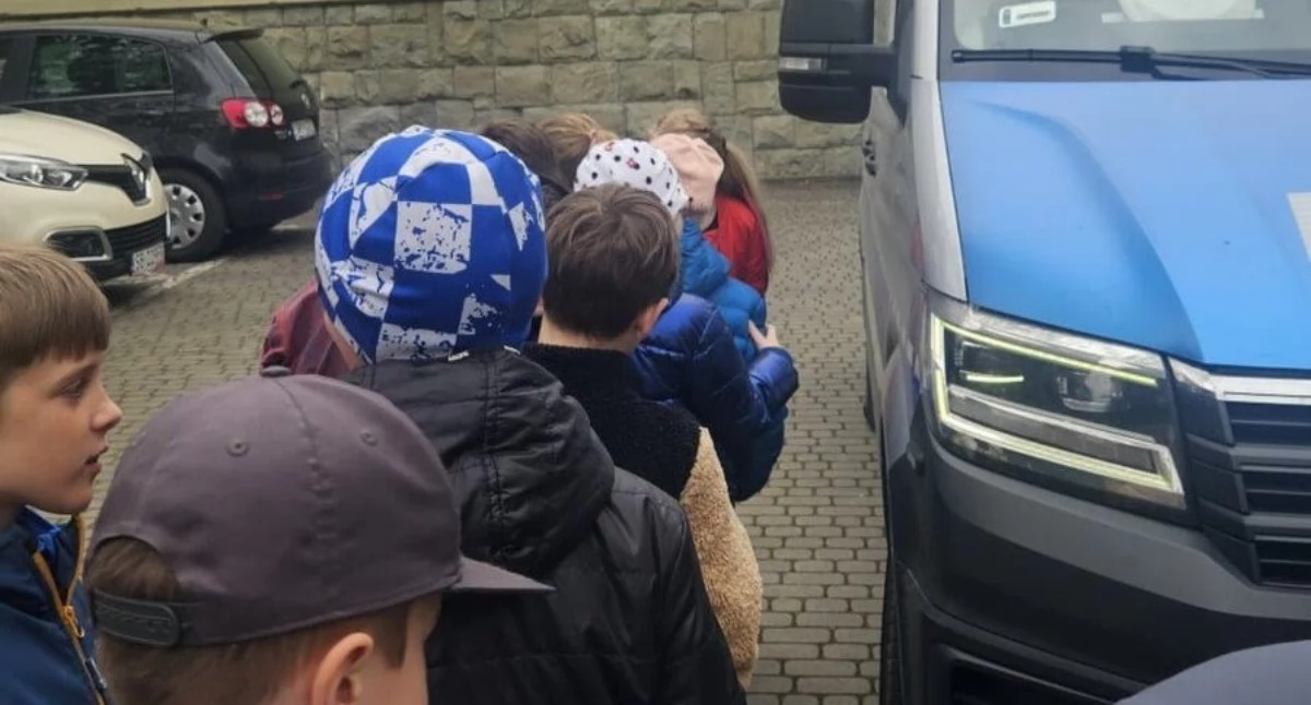 Nasze sprawy, Policjanci Wydziału Ruchu Drogowego odwiedzili uczniów Wapienicy - zdjęcie, fotografia