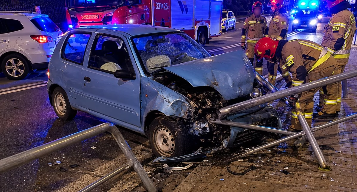 Wypadki drogowe , Kolizja Żywieckiej Bielsku Białej udziałem pijanego kierowcy Fiata - zdjęcie, fotografia