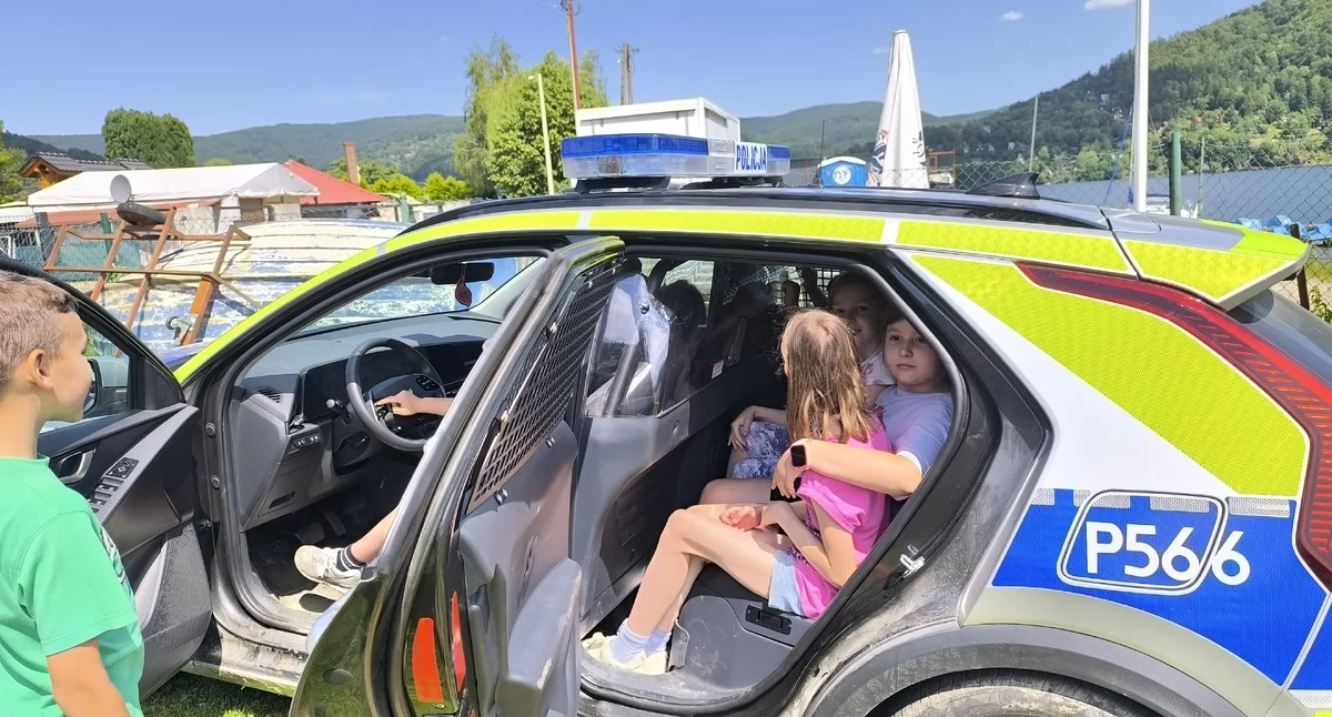 Nasze sprawy, Bezpieczne wakacje Jeziorem Międzybrodzkim Uczniowie uczą zasad policji ratowników - zdjęcie, fotografia