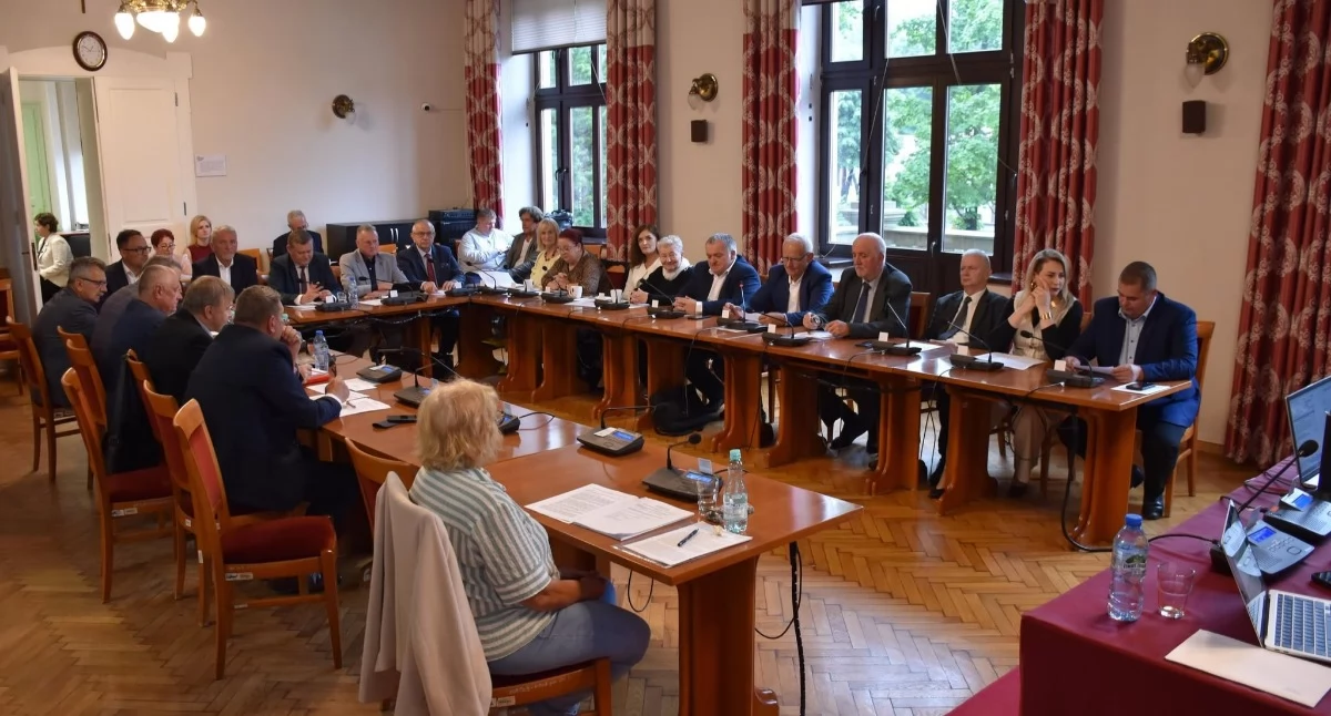 Finanse i Budżet, Pozytywna ocena budżetu Powiatu Żywieckiego sesji Powiatu - zdjęcie, fotografia