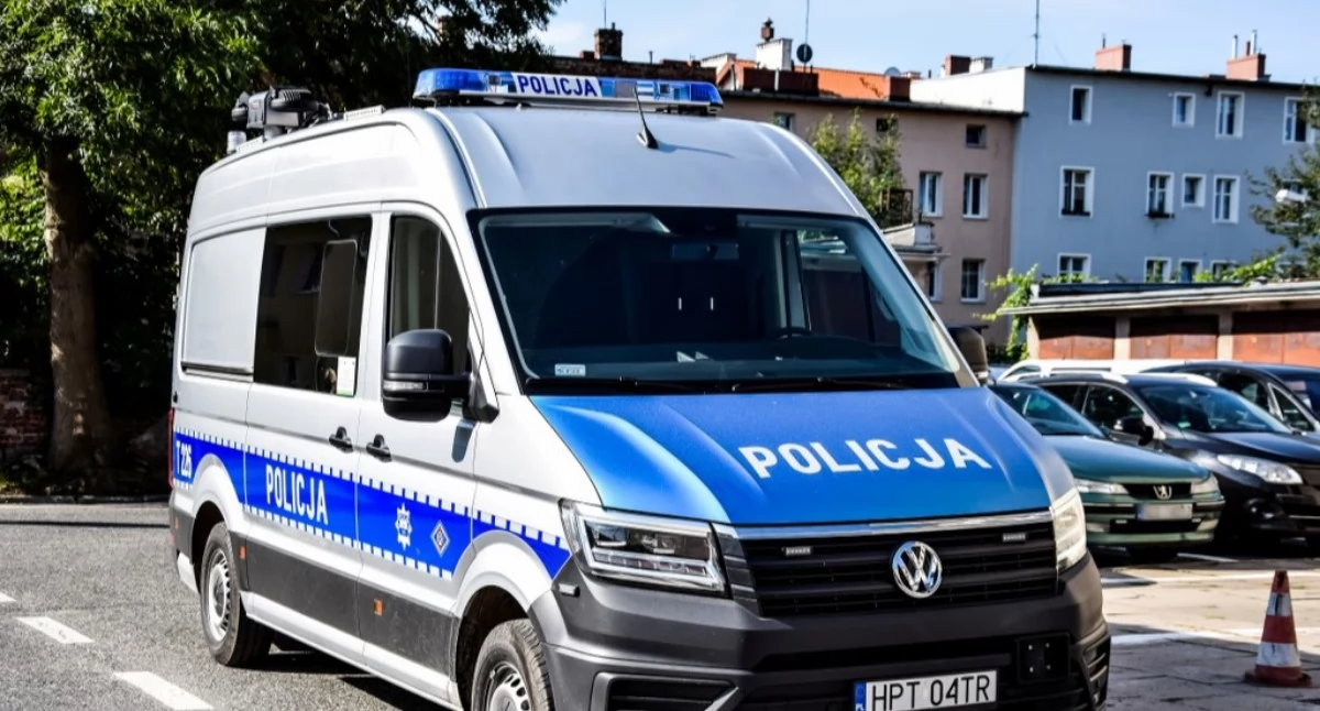 Komunikaty policji ostrzeżenia, Nieprzytomny mężczyzna rowie zauważony przez dzieci Siennej - zdjęcie, fotografia