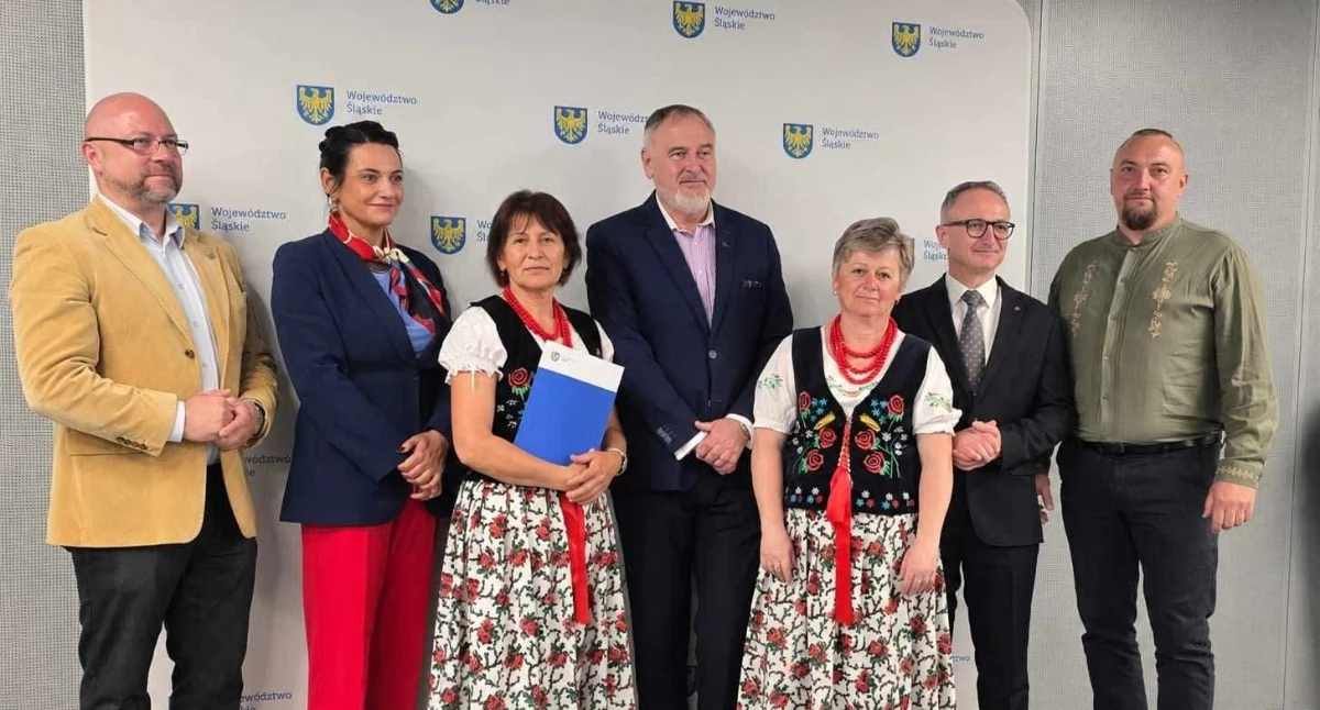 Nasze sprawy, Uroczyste podpisanie umowy grantem Koła Gospodyń Wiejskich - zdjęcie, fotografia