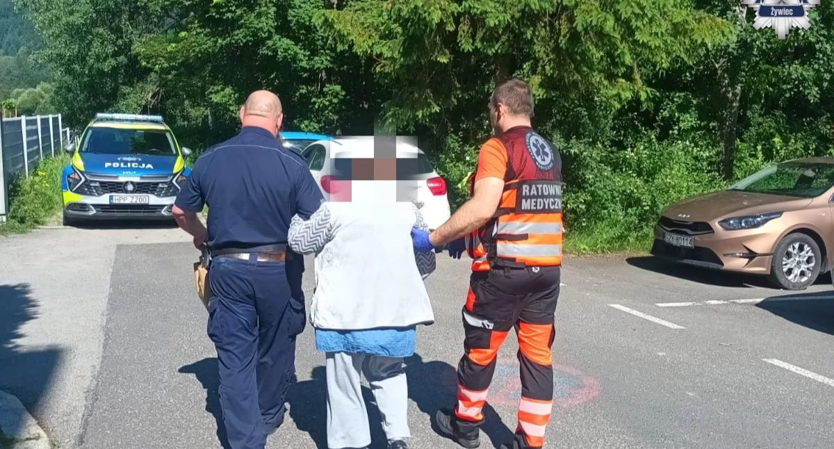 Dzielnicowy z Węgierskiej Górki pomógł zagubionej seniorki wrócić do rodziny