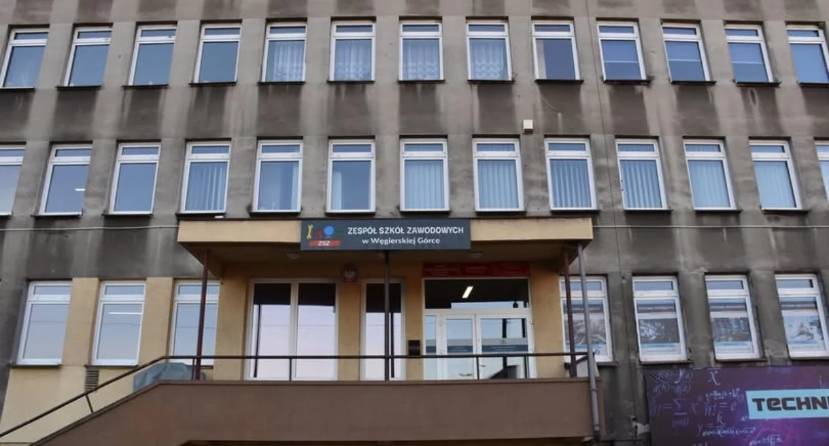 Inwestycje, Powiat Żywiecki dofinansowaniem termomodernizację szkoły Węgierskiej Górce - zdjęcie, fotografia