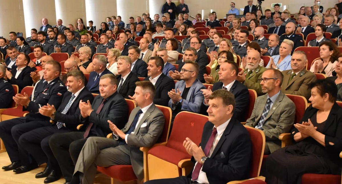 Nasze sprawy, Zaangażowanie odwaga docenione podczas obchodów Święta Policji Żywcu - zdjęcie, fotografia