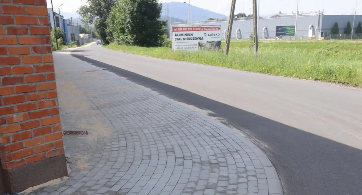 Drogi i Transport, Żywiec inwestuje komfort bezpieczeństwo Kierowcy piesi zyskały modernizacji Świętokrzyskiej - zdjęcie, fotografia