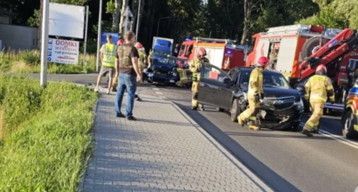 Wypadki drogowe , Groźna kolizja Krakowskiej Żywcu udziałem dwóch samochodów - zdjęcie, fotografia