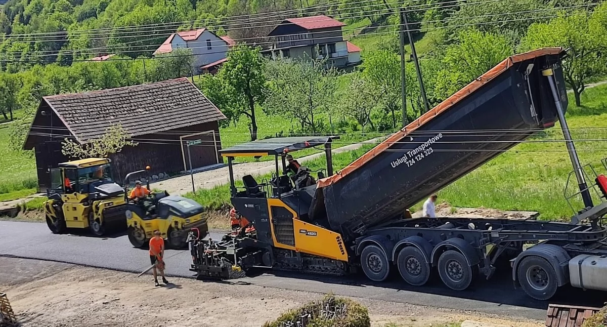 Odbudowa ulicy Trakt Cesarski w Małym Ciścu. Fot. FB Marian Pietrasina