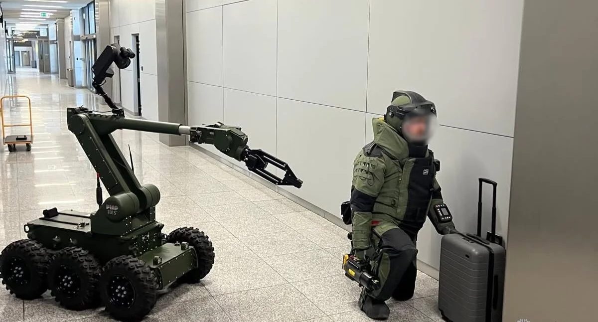 Nasze sprawy, Straż Graniczna interweniuje lotnisku Kraków Airport powodu pozostawionej walizki - zdjęcie, fotografia