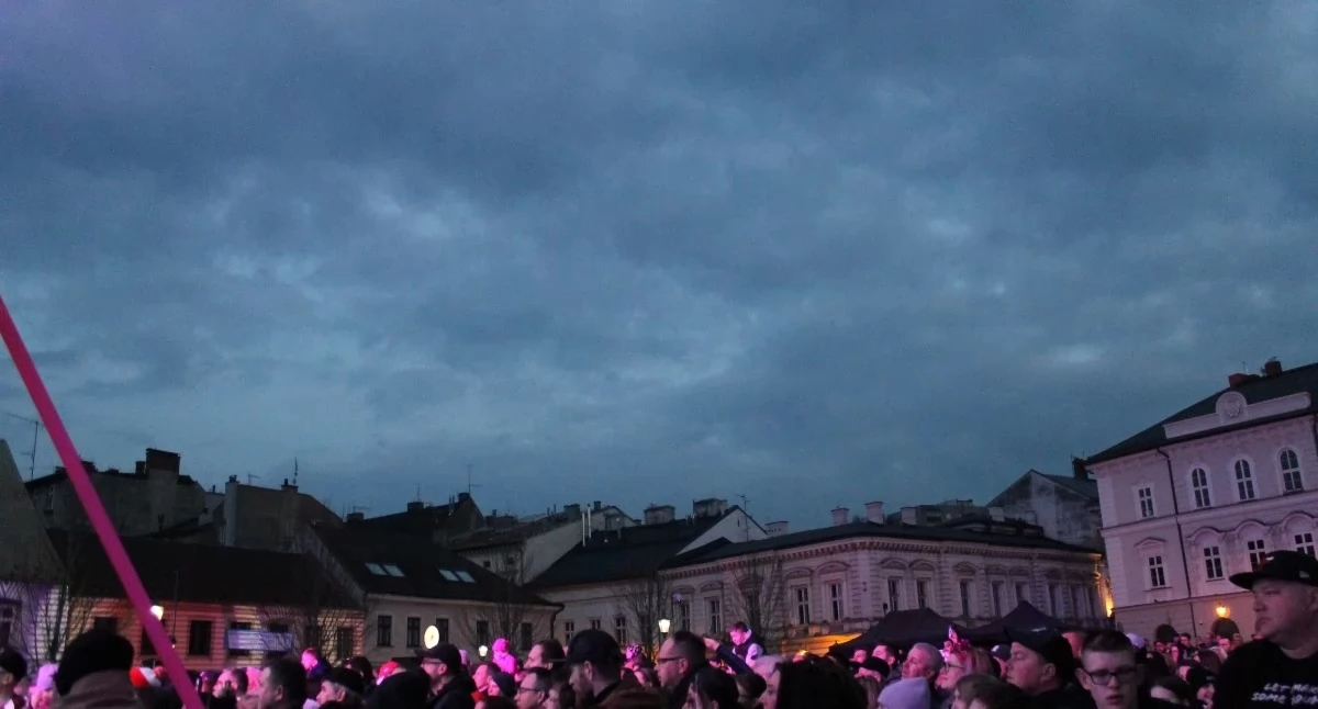 Komunikaty policji ostrzeżenia, Interwencja policji placu Ratuszowym Bielsku Białej podczas koncertu - zdjęcie, fotografia