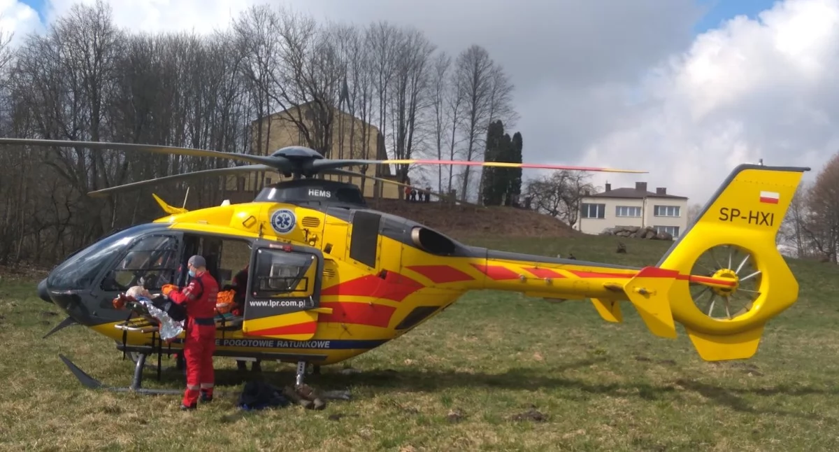 Wypadek hulajnogi w Czańcu z udziałem dwóch nastolatków i śmigłowca LPR