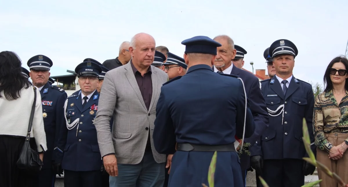 Komunikaty policji ostrzeżenia, Uroczystość Żywcu upamiętnia śmierć funkcjonariusza sprzed - zdjęcie, fotografia