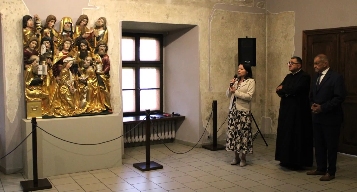 Nasze sprawy, Gotycka płaskorzeźba Zaśnięcie Matki Boskiej prezentowana Starym Zamku Żywcu - zdjęcie, fotografia