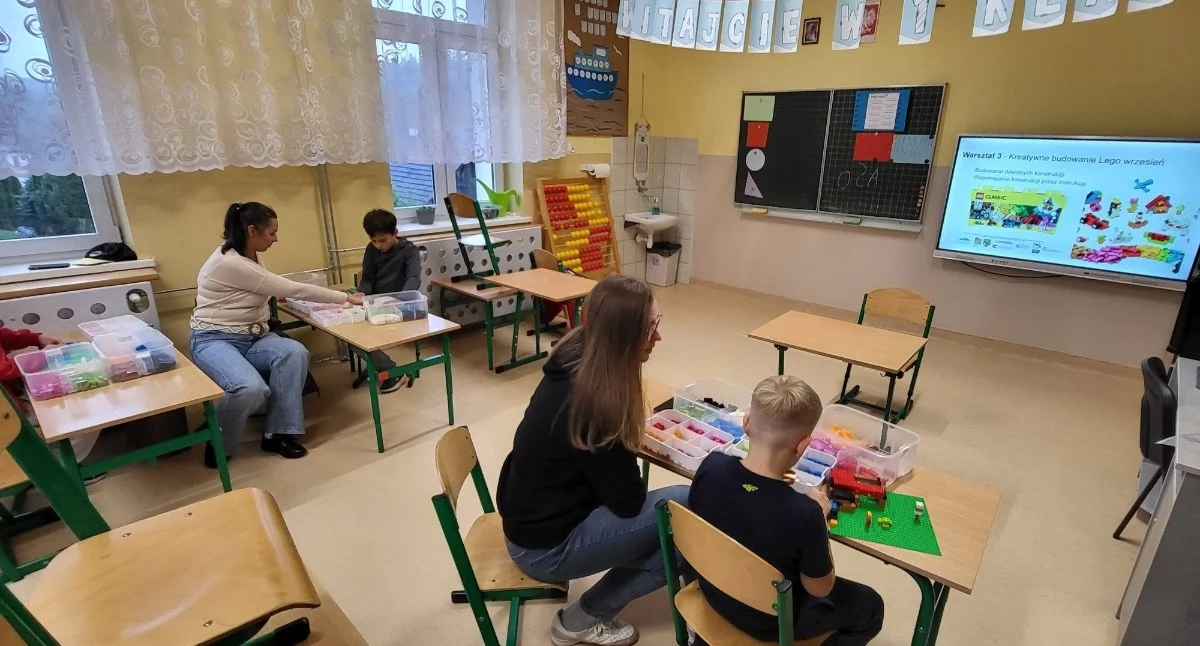 Nasze sprawy, Międzypokoleniowe warsztaty deszczu łączą kreatywność współpracę - zdjęcie, fotografia