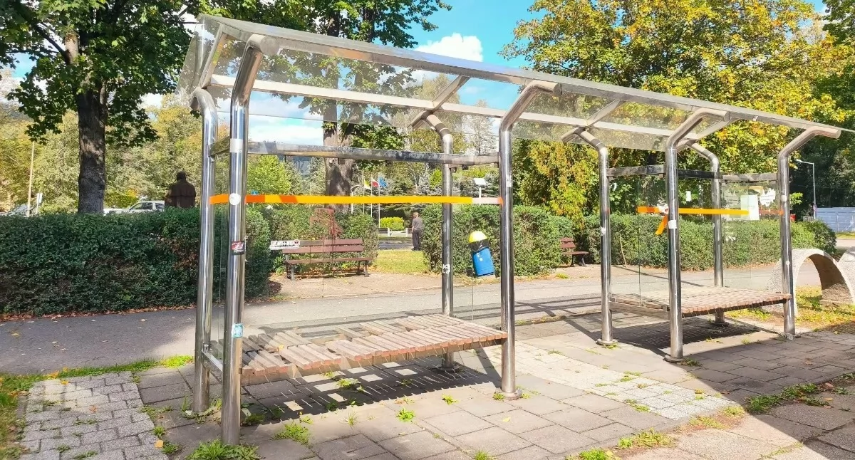 Inwestycje, Gmina Węgierska Górka kończy wymianę przystankach autobusowych - zdjęcie, fotografia