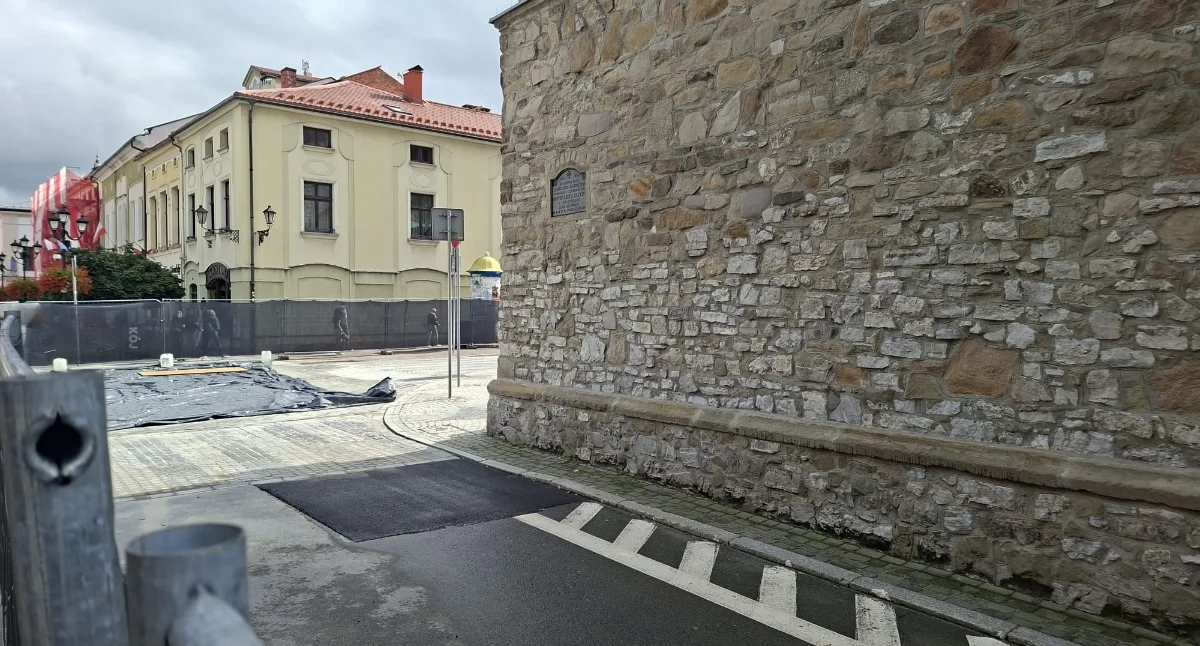 Drogi i Transport, Remont dzwonnicy Żywcu zakończony jednak droga wciąż zamknięta - zdjęcie, fotografia