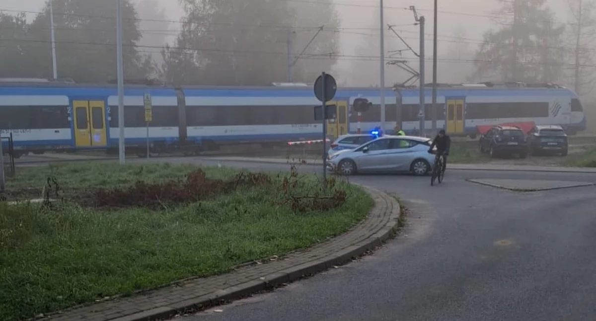 Wypadki drogowe , Potrącenie osoby przez pociąg Wilkowicach zakłóca kolejowy - zdjęcie, fotografia
