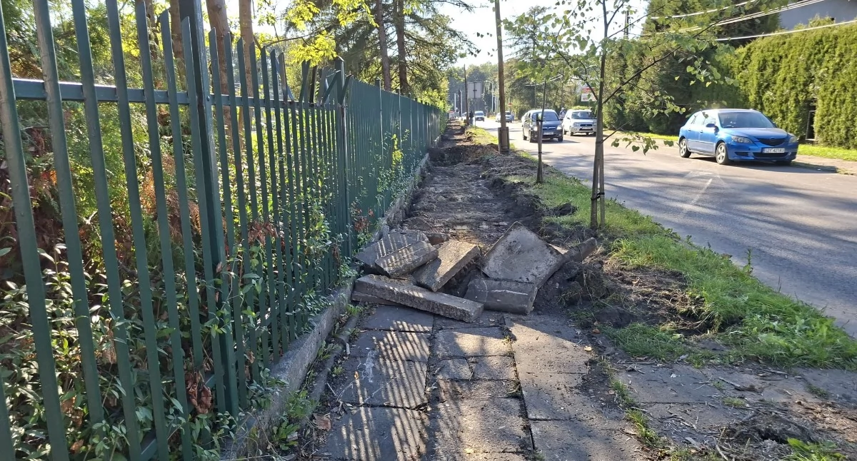 Nasze sprawy, Remont chodnika budowa zatoczki szkole Żywcu poprawią bezpieczeństwo uczniów - zdjęcie, fotografia