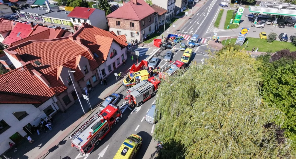 Wypadki drogowe , Wypadek centrum Żywca zakłócił ważnym skrzyżowaniu - zdjęcie, fotografia