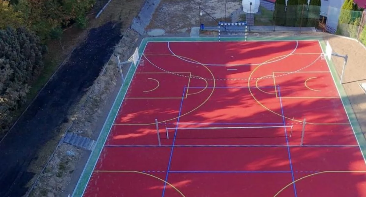 Nasze sprawy, Nowoczesne boisko Twardorzeczce gotowe różnorodne dyscypliny sportowe - zdjęcie, fotografia