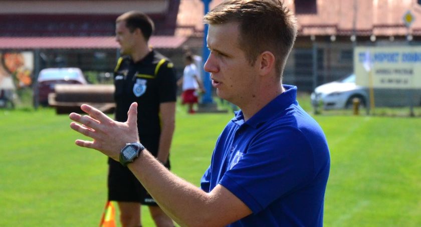 Trener Orła Łękawica Marcin Osmałek przed kolejnymi meczami musi uczulić swoich zawodników, że 2:0 - jak mawiał klasyk, to bardzo niebezpieczny wynik/Fot. TuZywiec.pl