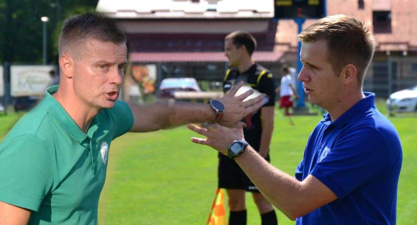 Z prawej Marcin Osmałek (Orzeł) z lewej Bartosz Woźniak (Góral). Który z nich przygotuje skuteczniejszą taktykę na sobotni mecz? Fot. TuZywiec24.pl