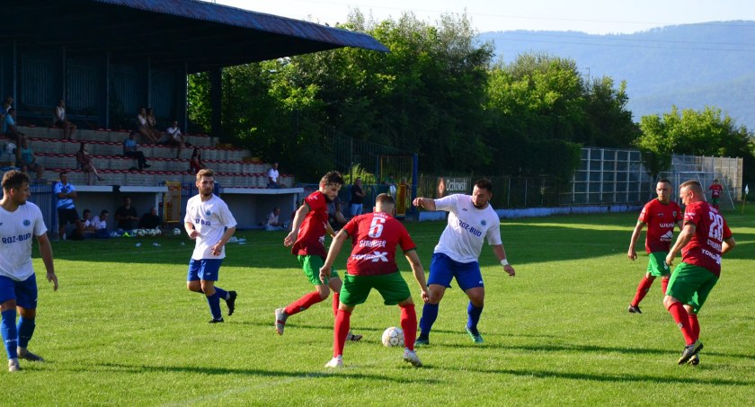 Wiele wskazuje na to, że jesienią na stadionie przy al. Wolności rozgrywane będą mecze o a-klasowe punkty. Fot. TuŻywiec.pl