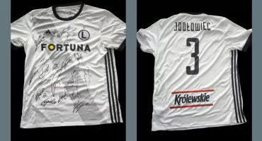 Licytacja charytatywna koszulki Legii Warszawa z autografami – pomóż w walce o zdrowie!