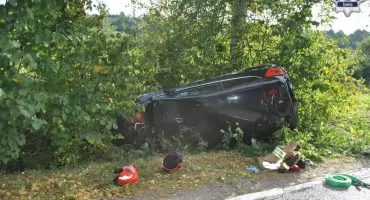 Policjanci z Żywca uratowali kierowcę uwięzionego w samochodzie