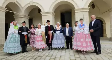 Pokaz zabytkowych mercedesów na zamku w Suchej Beskidzkiej