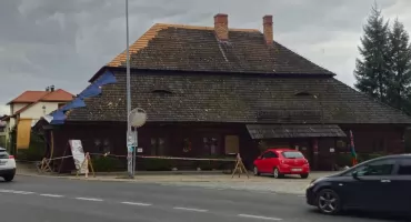 Stara Karczma w Jeleśni przechodzi remont dachu – zabytek odzyskuje dawny blask