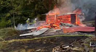 Pożar budynku na górze Zabawa w Nieledwi