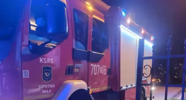 Pożar samochodu w Sopotni Małej – nocna akcja służb ratunkowych