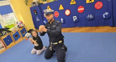 Żywieccy policjanci uczą najmłodszych, jak być bezpiecznym na drodze